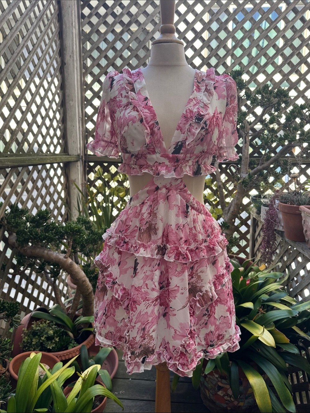 Floral Pink Ruffle Cutout Mini Dress. Size 6. Lined.